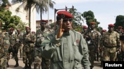  Le capitaine Moussa Dadis Camara, chef de la junte au pouvoir, le 2 octobre 2009 à Conakry. (VOA/Archives)
