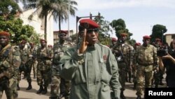  Le capitaine Moussa Dadis Camara, chef de la junte au pouvoir, le 2 octobre 2009 à Conakry. CRÉDITS : REUTERS