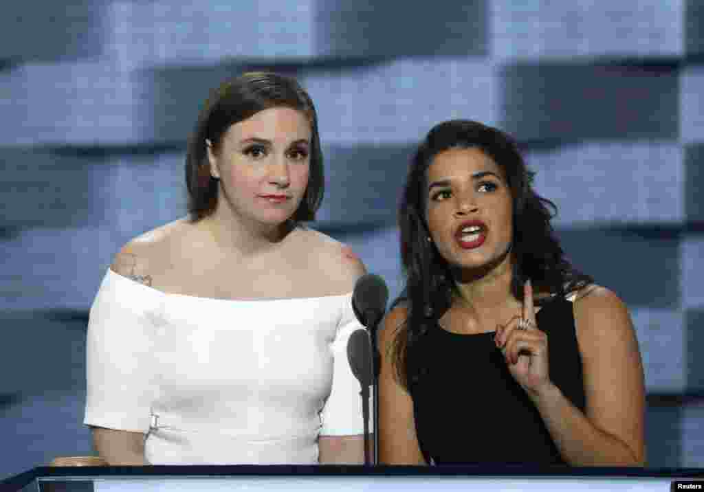 Les actrices Lena Dunham et America Ferrara, deux soutiens de la candidature d'Hillary Clinton, lors du deuxième jour de la convention nationale démocrate à Philadelphie, Pennsylvanie, le 26 juillet 2016.