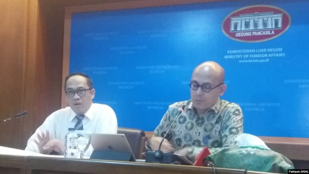 Dalam jumpa pers mingguan di kantornya, Kamis (21/2), juru bicara Kementerian Luar Negeri Arrmanatha Nasir menjelaskan tentang dua WNI yang disandera Abu Sayyaf. (Foto: VOA/Fathiyah)