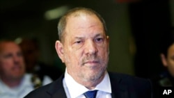 Los fiscales del estado de Nueva York han acusado exproductor de Hollywood, Harvey Weinstein, por cargos de abuso sexual a dos mujeres en 2006 y 2013. Así mismo, revelaron a través de documentos judiciales que hay un nuevo testimonio en su contra. 