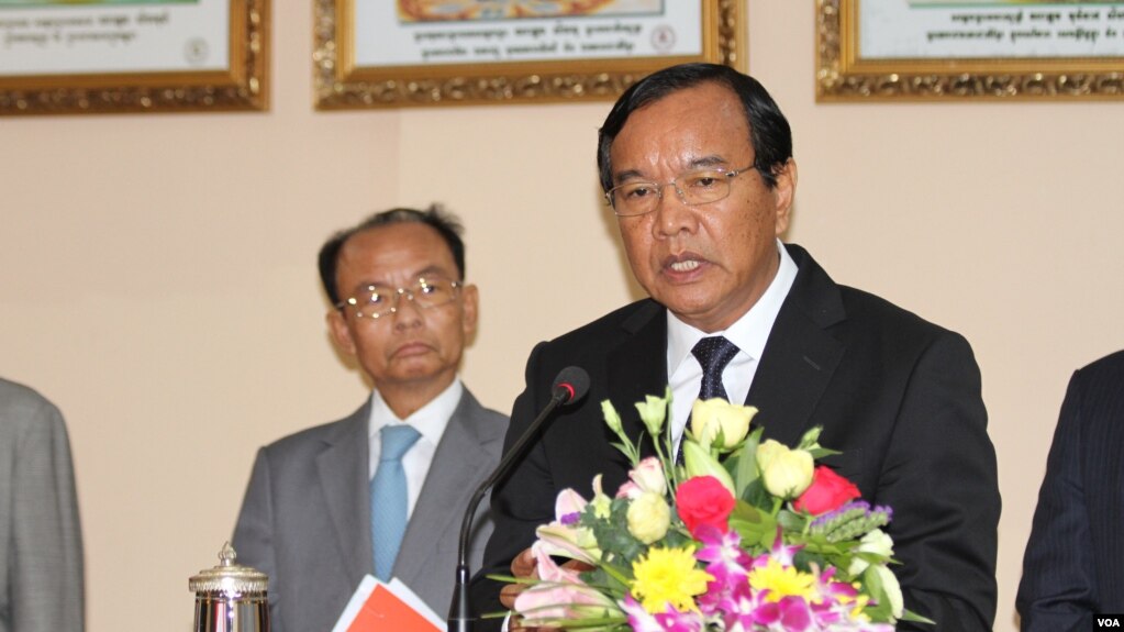 រូបឯកសារ៖ លោក ប្រាក់ សុខុន រដ្ឋមន្រ្តីក្រសួងការបរទេសនិងសហប្រតិបត្តិការអន្តរជាតិកម្ពុជាថ្លែងទៅកាន់អ្នកសារព័ត៌មាននៅក្នុងជំនួបទ្វេភាគីជាមួយរដ្ឋមន្រ្តីក្រសួងការបរទេសនៃសាធារណៈរដ្ឋប្រជាមានិតចិនលោក វ៉ាង យី នៅថ្ងៃសុក្រទី២២ ខែមេសា ឆ្នាំ២០១៦។ (ឡេង ឡែន/VOA )