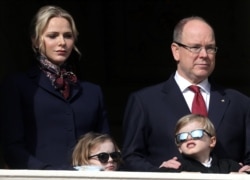 Pangeran Albert II dari Monako, istrinya Putri Charlene dan anak-anak mereka Pangeran Jacques dan Putri Gabriella berdiri di balkon istana di Monako, 27 Januari 2020. (Foto: dok).