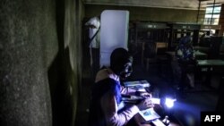 Un électeur dans un bureau de vote à Kinshasa, le 30 décembre 2018.