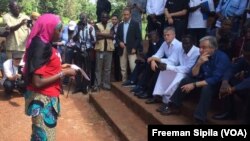 Le secrétaire général Antonio Guterres de l'ONU, assis au centre, suit le discours d'une fille à Bangassou, en Centrafrique, le 25 octobre 2017. (VOA/Freeman Sipila)