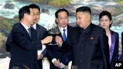지난 2일 북한의 김정은 국방위 제1위원장(오른쪽)이 평양을 방문한 왕자루이 중국 공산당 대외연락부장과 면담하고 있다.