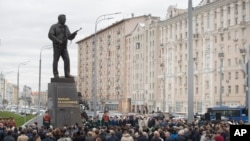 Sebuah monumen perancang senjata api Rusia Mikhail Kalashnikov diresmikan dalam sebuah upacara di Moskow, Rusia, 19 September 2017.