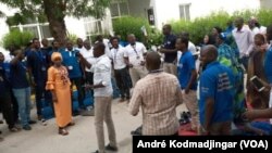 Vue du personnel de Tigo réunion en sit-in dans les locaux de leur entreprise, le 1er avril 2019. (VOA/André Kodmadjingar)