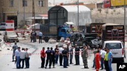 Tentara dan polisi berpakaian preman berkumpul di lokasi ledakan bom di Dahr el-Baidar, Lebanon (20/6). 