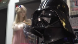 Topeng Darth Vader hingga Baju Dorothy dalam Lelang Legenda Hollywood