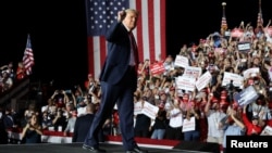 Presiden Donald Trump berkampanye di Florida, yang menjadi kampanye pertamanya sejak dirawat karena virus corona (COVID-19) di Bandara Internasional Orlando Sanford, di Sanford, Florida, Senin, 12 Oktober 2020. (Foto: Reuters)