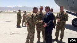Bộ trưởng Quốc phòng Hoa Kỳ Ash Carter đến Afghanistan, ngày 12/7/16. (Ảnh: C. Babb/VOA)