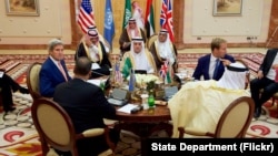 美國國務卿克里（左）和海灣國家領導人會面，爭取支持美國在敘利亞的計劃。
