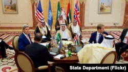 Menteri Luar Negeri AS John Kerry duduk bersama (arah jarum jam dari atas) Menteri Luar Negeri Arab Saudi Adel al-Jubeir, Wakil Menlu Inggris Tobias Ellwood, Menlu Uni Emirat Arab Abdullah bin Zayed, dan Utusan Khusus PBB untuk Yaman Ismaïl Ould Cheikh Ahmed di Jeddah, Arab Saudi, 25 Agustus 2016.