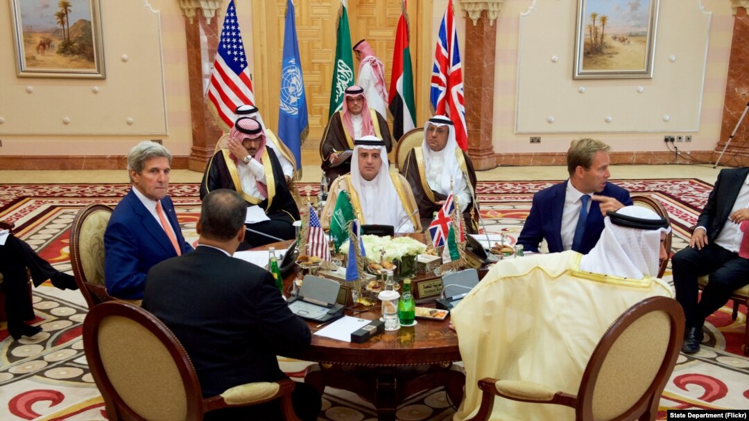 Menteri Luar Negeri AS John Kerry duduk bersama (arah jarum jam dari atas) Menteri Luar Negeri Arab Saudi Adel al-Jubeir, Wakil Menlu Inggris Tobias Ellwood, Menlu Uni Emirat Arab Abdullah bin Zayed, dan Utusan Khusus PBB untuk Yaman Ismaïl Ould Cheikh Ahmed di Jeddah, Arab Saudi, 25 Agustus 2016.