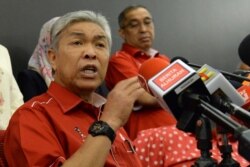 Ahmad Zahid Hamidi, mantan wakil perdana menteri Malaysia dan penjabat presiden Organisasi Nasional Melayu Bersatu, berbicara kepada wartawan selama konferensi pers di Kuala Lumpur, 14 Mei 2018. (Foto: AFP)