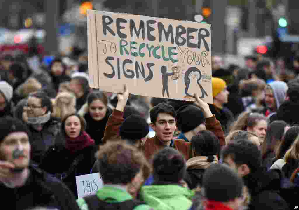 Un manifestante sostiene un cartel durante una manifestación de protesta por la huelga climática del &#39;Viernes para el Movimiento Futuro&#39; en Leipzig, Alemania, el viernes 29 de noviembre de 2019. Ciudades de todo el mundo tienen huelgas y manifestaciones por el clima durante este Día de Acción Climática.