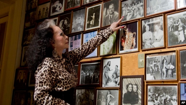 ARCHIVO - La bailarina Yolanda Montez, mejor conocida como Tongolele, habla sobre una fotografía en su casa, durante una entrevista en la Ciudad de México, el 18 de marzo de 2014. (Foto AP/Eduardo Verdugo, Archivo).