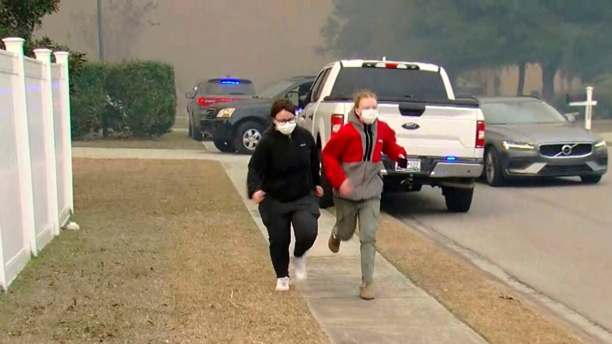 Combaten incendios forestales en las Carolinas en medio de vientos fuertes