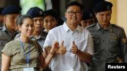 Wartawan Reuters Wa Lone berjalan bersama dengan istrinya, Pen ei mon, saat tiba di Pengadilan Insein di Yangon, Myanmar, 23 Juli 2018.