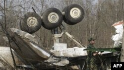 На месте катастрофы самолета Ту-154 президента Польши под Смоленском. Россия. 11 апреля 2010 года