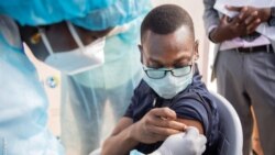 Le ministre de la santé, Benjamin Hounkpatin prend sa dose de vaccin contre le Covid-19 à Cotonou, Bénin, le 15 juin 2021. (VOA/Ginette Fleur Adandé)