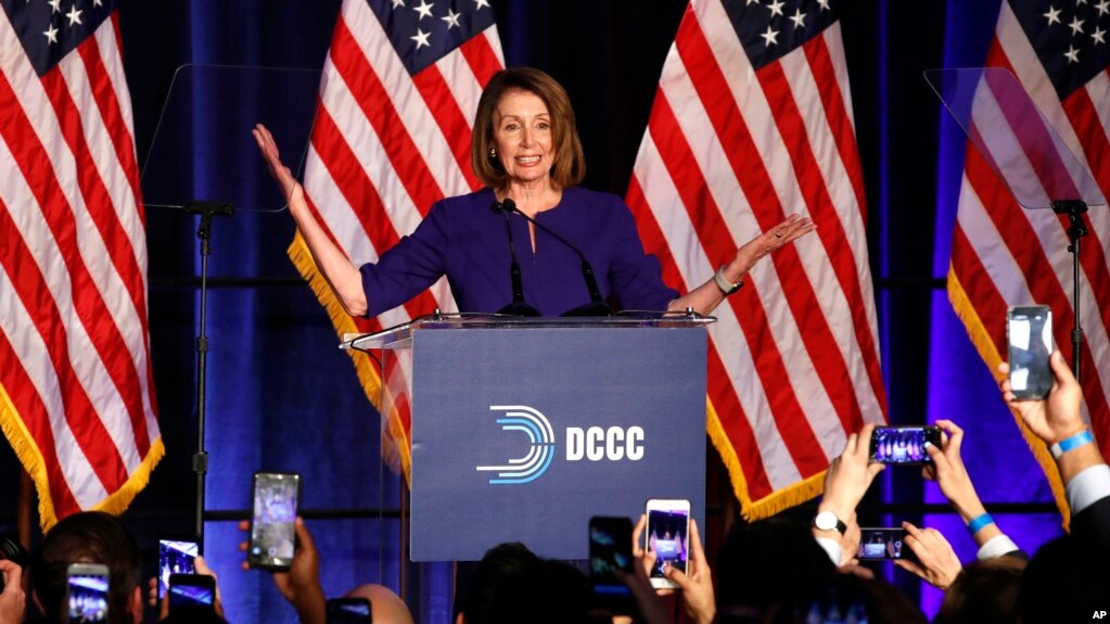 Нэнси Пелоси приветствуют сторонники Демократической партии США в Вашингтоне. 6 ноября 2018 г.