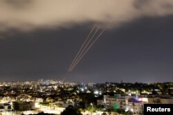 14일 이스라엘 아슈켈론에서 이란이 이스라엘을 향해 발사한 드론과 미사일을 요격하기 위한 아이언돔 미사일들이 발사됐다.
