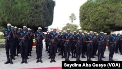 Des élèves commissaires à l’école nationale de police, à Dakar, le 4 avril 2020. (VOA/Seydina Aba Gueye)