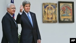 Indian Foreign Minister Salman Khurshid (L) smiles as U.S. Secretary of State John Kerry gives a thumbs up to media before their meeting in New Delhi, India, June 24, 2013. 