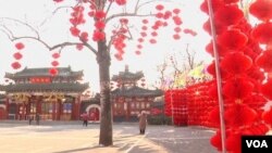 在北京的一個公園已經張燈結綵﹐掛起裝飾﹐迎接農曆新年到來。