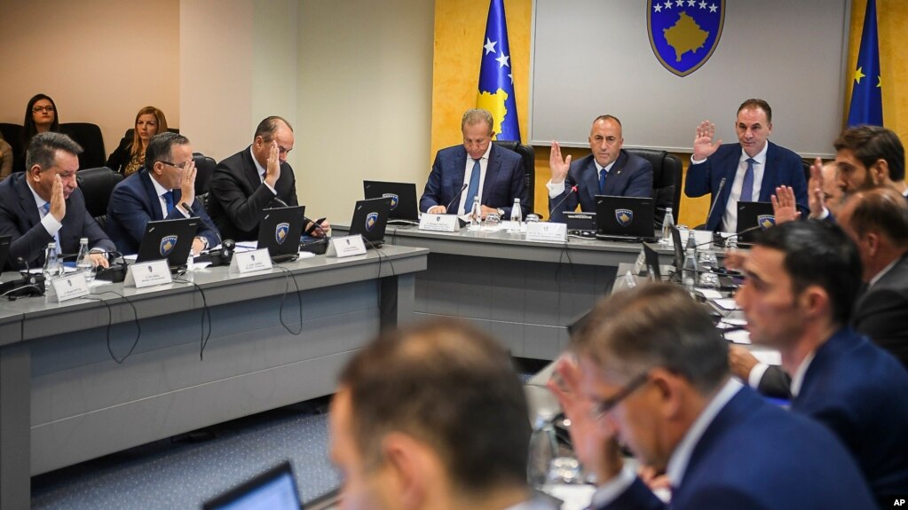 Qeveria e KosovÃ«s duke votuar tarifat e reja ndaj mallrave serbe (AP)
