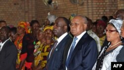 Etienne Tshisekedi et Eugene Diomi Ndongala à Notre Dame de Kinshasa le 22 juin 2012. 