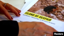 Anna Neistat, Direktur Senior Amnesty International (tidak tampak), memberikan penjelasan kepada media mengenai laporan berjudul Island of Despair di Sydney, Australia hari Senin (17/10).