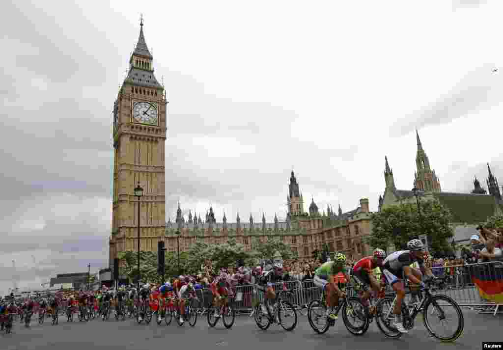 A pack of riders cycles passes the Big Ben clock tower and Houses of Parliament during the third 155 km stage of the Tour de France cycling race from Cambridge to London.