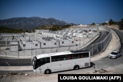 Les premiers groupes de réfugiés et de migrants sont transférés en bus vers le nouveau RIC de Samos, le premier des cinq nouveaux camps de migrants « fermés », sur l'île de Samos, en Grèce, le 20 septembre 2021.