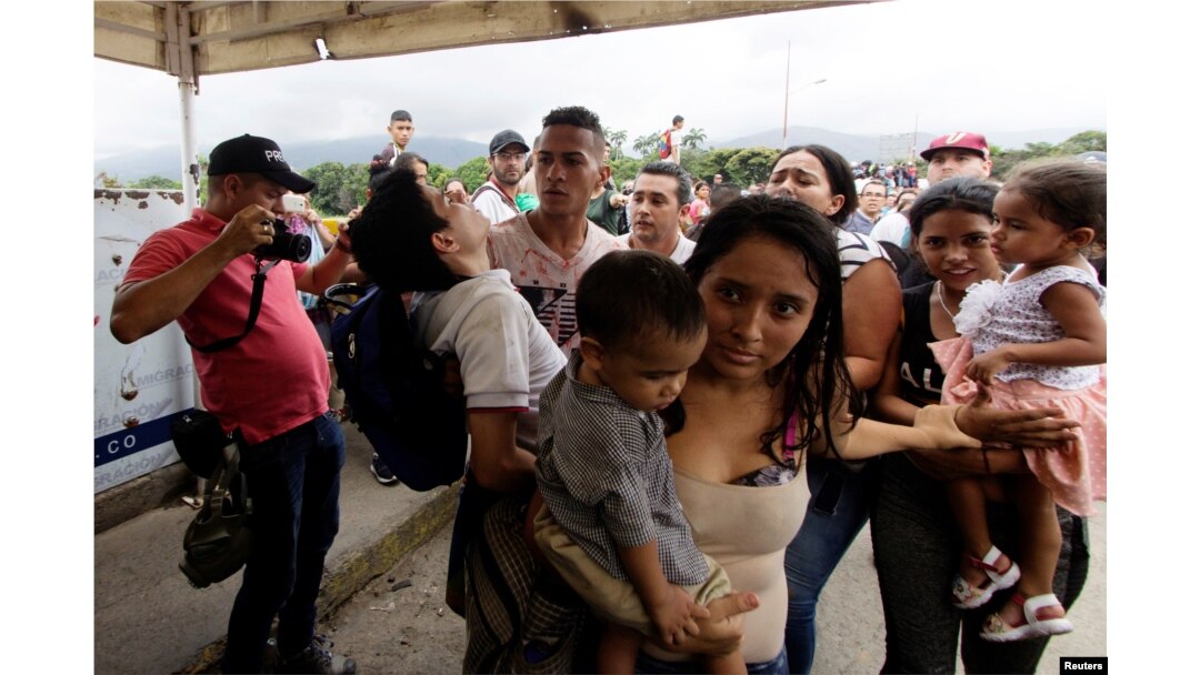 People cross the Colombian-Venezuelan border over the Simon Bolivar international bridge in Cucuta, Colombia, April 2, 2019.