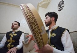 Dengan tampil melalui streaming live di media sosial dari Amman, Yordania, band musik religi Suriah "Yaqeen" menyapa dan menghibur pendengarnya di tengah pandemii COVID-19 selama bulan suci Ramadan, 28 April 2021. (REUTERS)