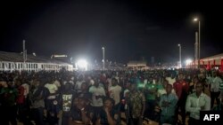 Les supporters nigérians regardent le match de football de la Coupe du Monde entre la Croatie et le Nigeria devant un écran géant à Lagos, le 16 juin 2018.