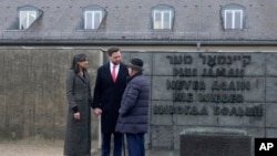 El vicepresidente de EEUU, J. D. Vance, y la segunda dama, Usha Vance, se reúnen con Abba Noor (derecha), sobreviviente del campo de concentración de Dachau, durante una visita al sitio conmemorativo en las afueras de Múnich, Alemania, el jueves 13 de febrero de 2025.