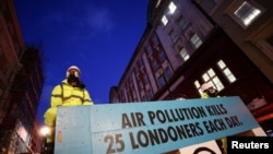 Seorang aktivis dalam protes melawan polusi udara yang membunuh di London, Inggris, 9 Desember 2019. (Foto: REUTERS/Lisi Niesner)
