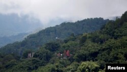 Rumah-rumah tradisional Toraja di hutan dekat Rantepao, Toraja Utara, Sulawesi Selatan, Indonesia, 13 September 2017. (Foto: ilustrasi). 