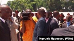 Des journalistes interviewent des personnalités congolaises à Brazzaville, ;e 4 mars 2013.