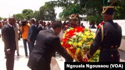 Le président congolais Denis Sassou Nguesso déposant une gerbe de fleurs (4 mars 2013)