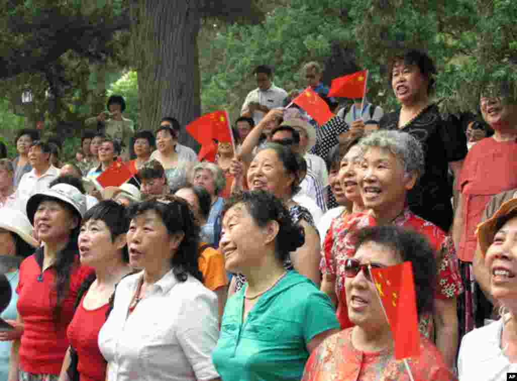 北京景山公园里的红歌团队