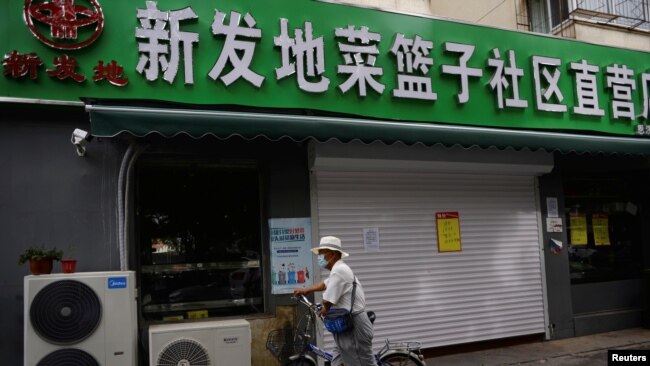 北京一家新发地农产品批发市场的社区直销店停止营业。(2020年6月15日)