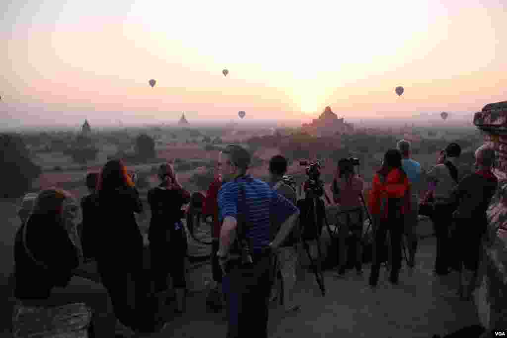 Tourists watch the sun rise over Bagan's temples and shrines. (D. Schearf/VOA)