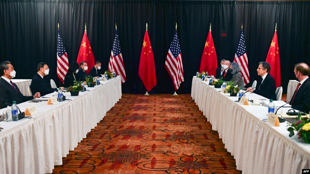 美国国务卿布林肯与国家安全顾问沙利文在阿拉斯加与中共外事主管杨洁篪和中国国务委员兼外长王毅举行会谈。（2021年3月18日）(photo:VOA)