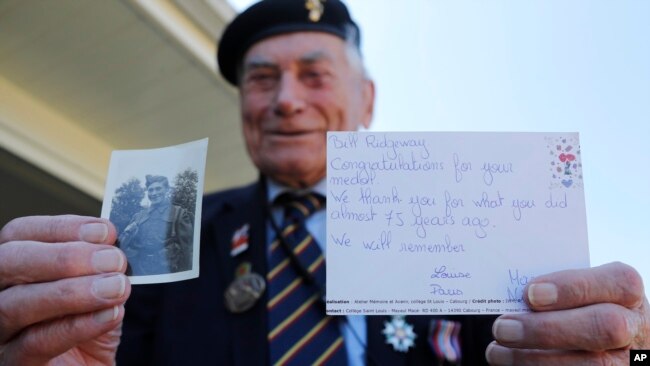 现年94岁的二战老兵里奇韦尔展示他16岁时身穿制服的照片