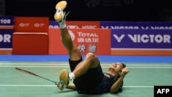 Reaksi Anthony Sinisuka Ginting saat memenangkan laga melawan pebulu tangkis Jepang, Kento Momota, dalam nomor tunggal putra di turnamen China Open 2018, yang berlangsung di Changzhou, Provinsi Jiangsu, Minggu, 23 September 2018.